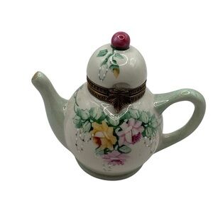 Studio USA Trinket Box Tea Kettle.
Floral pattern with a bronze leaf‎ clasp.